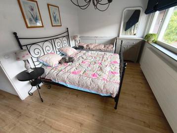 Ikea bed incl.  2 tafeltjes/nachtkastjes en bodem, 160x200 - afbeelding 3