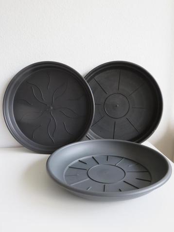 3 kunststof plantschotels 41 a 42 cm Elho en Ypma beschikbaar voor biedingen