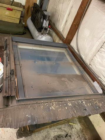Velux dakraam 141x114 met verduisterings gordijn beschikbaar voor biedingen