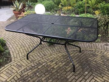 Zeer fraaie Royal Garden tuintafel: 145 cm. x 90 cm. beschikbaar voor biedingen