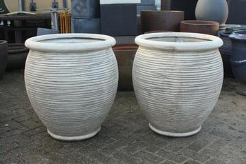 Mooie grote ronde bloempotten buikpot clayfibre wit 2 maten  beschikbaar voor biedingen