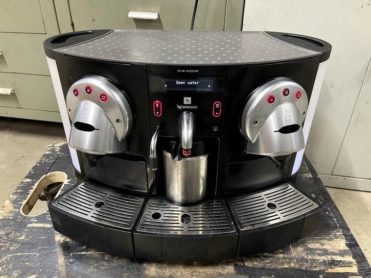 Nespresso koffiezetapparaat CS220, Witgoed en Apparatuur, Koffiezetapparaten, Gebruikt, Koffiepads en cups, Koffiemachine, Afneembaar waterreservoir