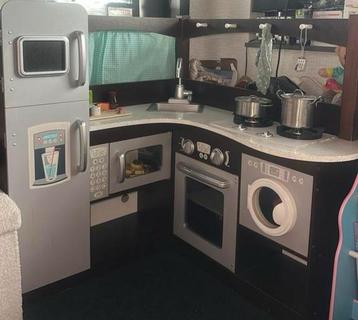 Keukentje met wasmachine, ijstkast, magnetron en oven beschikbaar voor biedingen