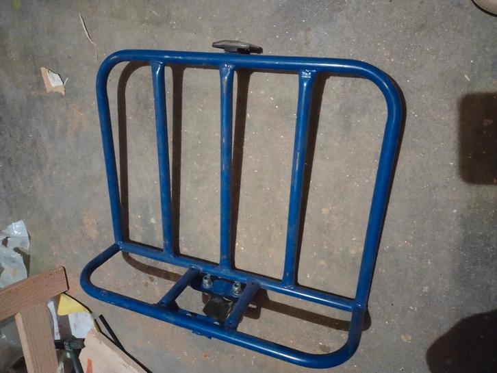 Voorrekje blauw (draait niet mee met stuur), Fietsen en Brommers, Fietsaccessoires | Bagagedragers, Gebruikt, Ophalen of Verzenden