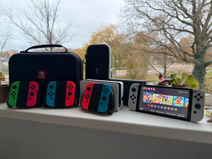 Nintendo Switch OLED 8x Controller 2x Dock 2x Case Compleet!, Spelcomputers en Games, Spelcomputers | Nintendo Switch, Zo goed als nieuw