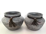 2x Aardewerk Vaas / Pot met decoratie touw Bloempot, Huis en Inrichting, Overige kleuren, Aardewerk of Porselein, Ophalen of Verzenden