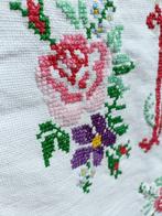 Handgeborduurd tafelkleed bloemen met monogram 175x130 (AL1), Huis en Inrichting, Tafelkleden, Ophalen of Verzenden, Gebruikt