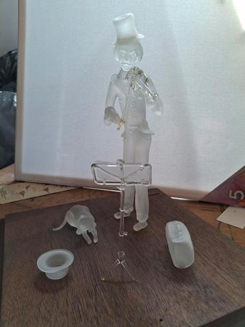 Glazen Violist met Accessoires beschikbaar voor biedingen