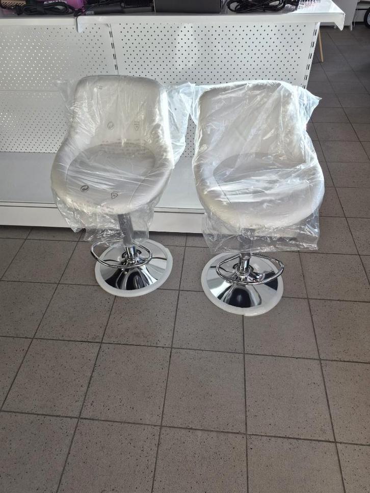 barkrukken wit 2 stuks, Huis en Inrichting, Barkrukken, Nieuw, 60 tot 90 cm, Leer, Metaal, 2 krukken, In hoogte verstelbaar, Met voetsteun