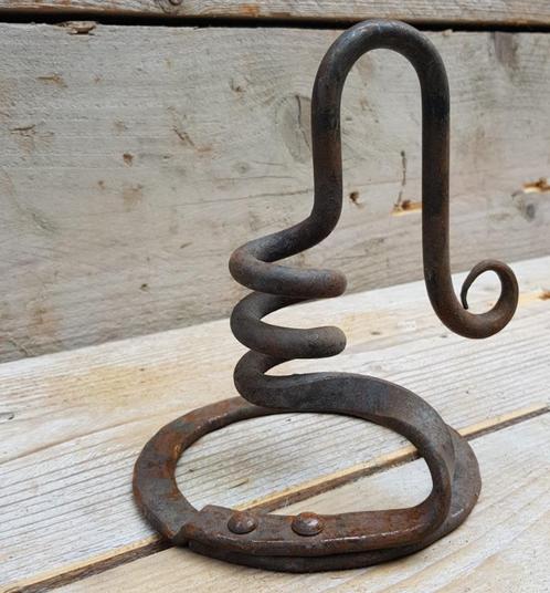Handgemaakte smeedijzeren Jeanne d'Arc kandelaar, Huis en Inrichting, Woonaccessoires | Kandelaars en Kaarsen, Nieuw, Kandelaar