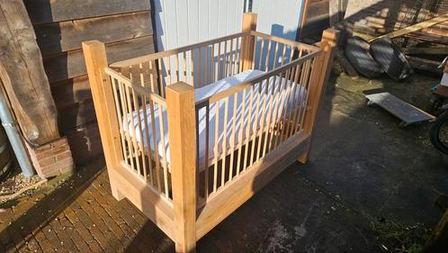 baby bed / ledikant eiken, Kinderen en Baby's, Babywiegjes en Ledikanten, Zo goed als nieuw, Ledikant, Ophalen