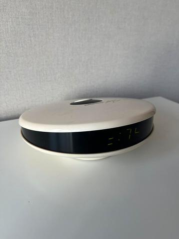 Te koop: vintage wekkerradio Grundig SonoClock 100 UFO beschikbaar voor biedingen