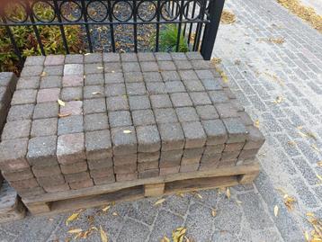 Gratis af te halen klinkers 10x10 7 dik beschikbaar voor biedingen