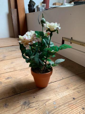 Leuk klein kunstroosje beschikbaar voor biedingen