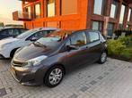 Toyota Yaris 1.3 Vvt-i 5-DRS CVT 2013 Grijs, Auto's, Toyota, Stof, 4 cilinders, Metallic lak, Grijs