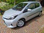Toyota Yaris 1.5 Full Hybrid Aspiration Led/Navi/Camera, Auto's, Te koop, Zilver of Grijs, Hatchback, Gebruikt
