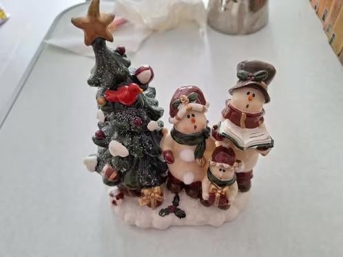 Beeldje zingende sneeuwpoppen bij boom h, Diversen, Kerst, Onbekend, Ophalen of Verzenden, Zo goed als nieuw, Losse verkoop