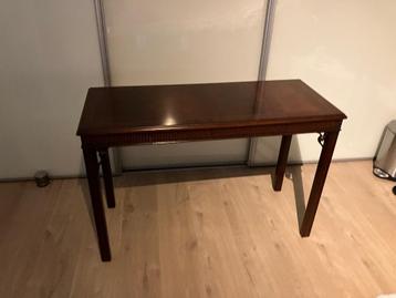 Mooie ‘Heldense' mahoniehouten side table beschikbaar voor biedingen