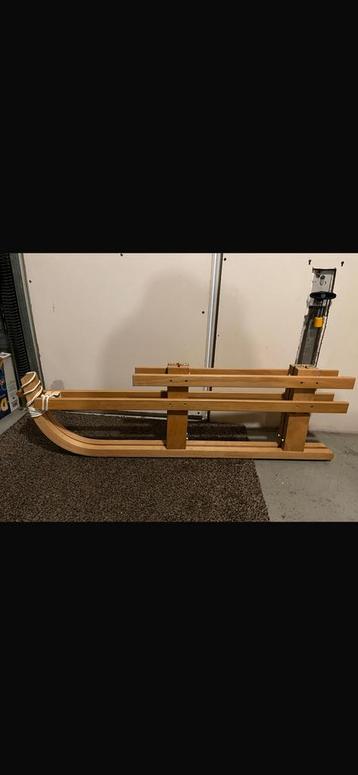 Houten slee beschikbaar voor biedingen