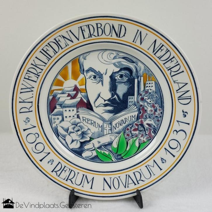 Gedenkbord Rerum Novarum uit 1931 - Sphinx Petrus Regout, Antiek en Kunst, Antiek | Wandborden en Tegels, Ophalen of Verzenden