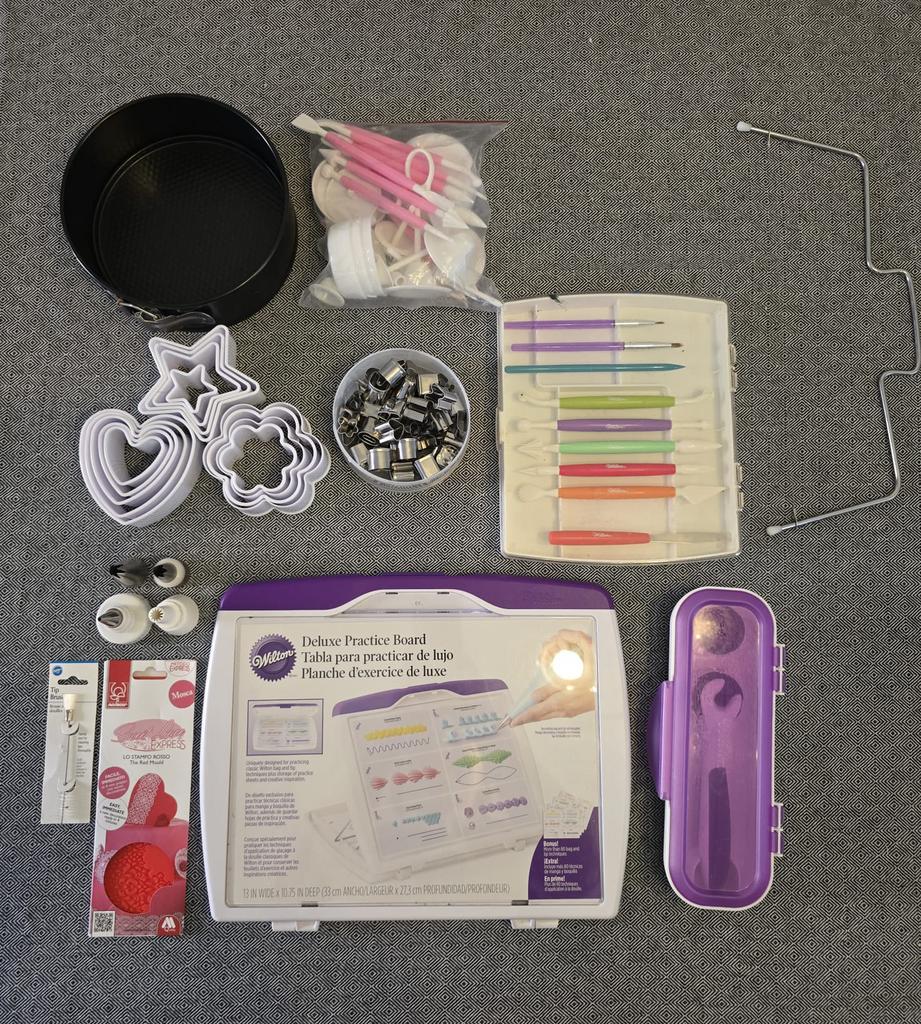 Complete Wilton bak- & fondantdecoratie set – €60, Ophalen, Zo goed als nieuw, Taarten of Cupcakes, Bakvorm