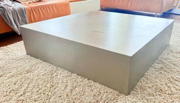 Moderne en robuuste RVS salontafel   beschikbaar voor biedingen