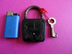 OUD ANTIEK HANGSLOT + SLEUTEL SLOT SLOTEN ANKER SLEUTELS, Antiek en Kunst, Curiosa en Brocante, Ophalen of Verzenden