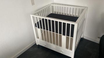 Babybox met lade en wieltjes.matras zo goed als nieuw