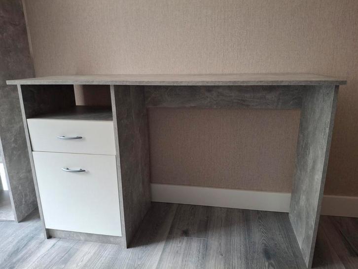 Mooi bureau met betonlook net buro, Huis en Inrichting, Bureaus, Zo goed als nieuw, Ophalen