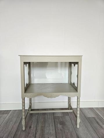 Brocante theekastje of wandkastje beschikbaar voor biedingen