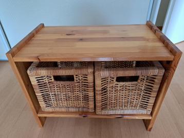 Klein kastje met 2 rieten manjes, ook handig als bijzettafel beschikbaar voor biedingen