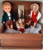 Links Goebel popje, rechts celluloid popje, Ophalen