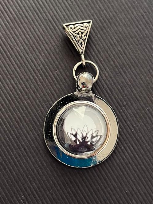 Zilverkleurige Lotuswijsheid Hanger, Sieraden, Tassen en Uiterlijk, Kettinghangers, Nieuw, Overige materialen, Zilver, Overige voorstellingen