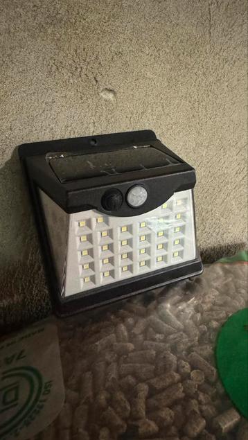Buiten ledlamp met sensor op zonne-energie beschikbaar voor biedingen