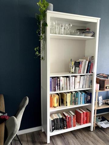 Witte boekenkast beschikbaar voor biedingen