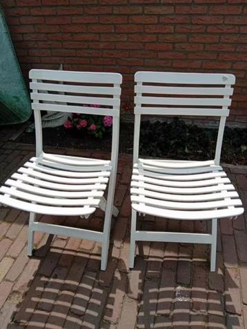 2 witte opklapbare tuinstoelen stoelen beschikbaar voor biedingen