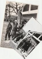 Uitreiking vaandel Regiment van Heutsz 2 persfoto's 1955, Nederland, Foto of Poster, Landmacht, Verzenden