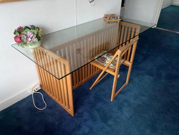 tafel met glazen blad en grenen onderstel beschikbaar voor biedingen
