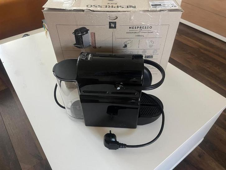 Magimix Nespresso Inissia M105 Zwart, Witgoed en Apparatuur, Koffiezetapparaten, Gebruikt, Koffiepads en cups, Koffiemachine, Afneembaar waterreservoir