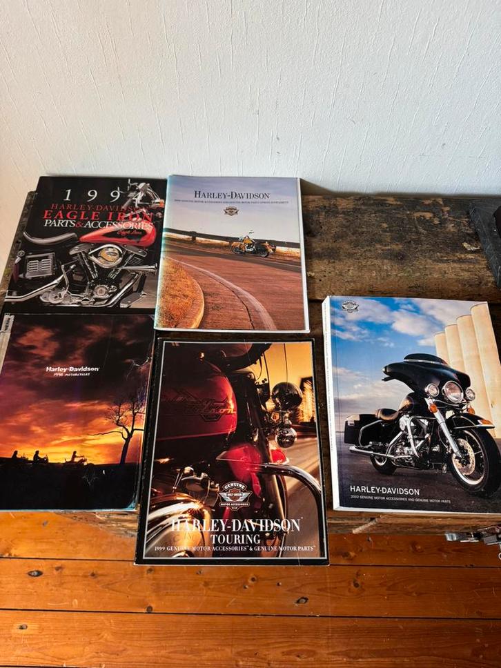 Oude folder en onderdelen boeken harley davidson 5 stuks, Verzamelen, Automerken, Motoren en Formule 1, Zo goed als nieuw, Motoren
