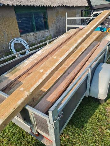 Diverse houten balken en planken  beschikbaar voor biedingen