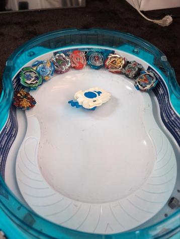 Vintage Beyblade Burst Arena 9 Beyblades & Launcher beschikbaar voor biedingen