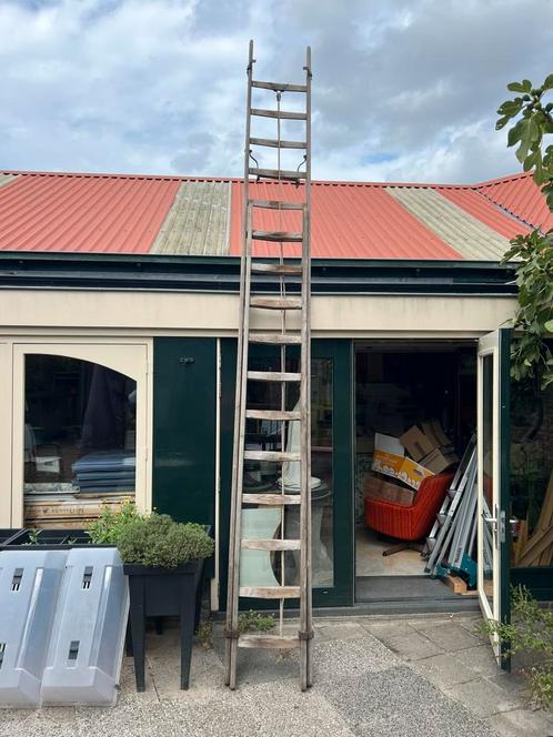 Oude houten zeer decoratieve steek ladder, Doe-het-zelf en Verbouw, Ladders en Trappen, Gebruikt, Ladder, 2 tot 4 meter, Ophalen
