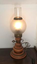 Antieke olielamp met glazen bol en stekker, Ophalen