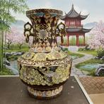 Cloisonné chinese vaas met decoratieve handvatten, Antiek en Kunst, Antiek | Vazen, Ophalen of Verzenden