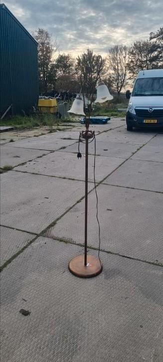 Klassieke vloerlamp met glazen bloemkappen beschikbaar voor biedingen