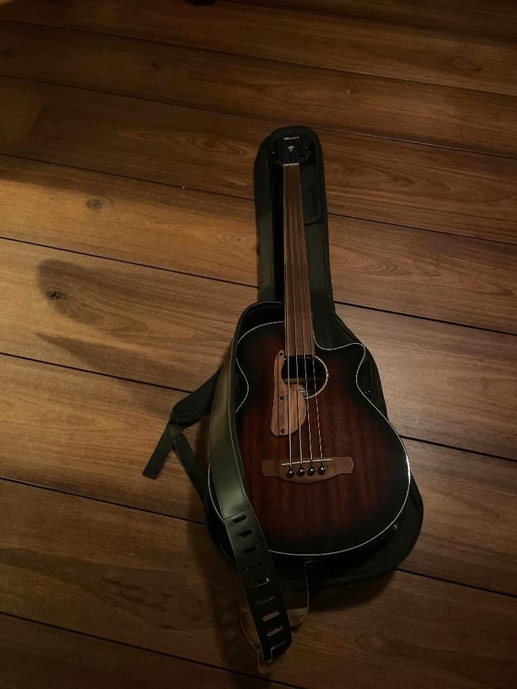 Ibanez Akoestische fretless bas, Muziek en Instrumenten, Snaarinstrumenten | Gitaren | Akoestisch, Gebruikt, Overige typen, Met (piezo-)element