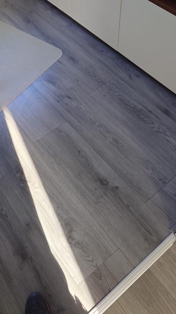 (klik)laminaat vloer lichtgrijs houtlook, Huis en Inrichting, Stoffering | Vloerbedekking, Zo goed als nieuw, Laminaat, Grijs