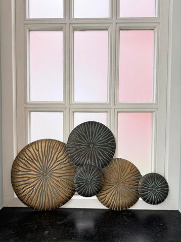 Metalen wanddecoratie hangend beschikbaar voor biedingen