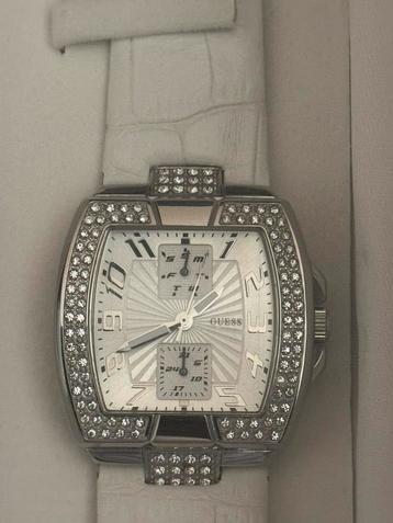 GUESS dameshorloge | Wit leer met kristallen bezel beschikbaar voor biedingen